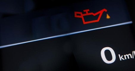 Filtro de óleo e peças automotivas em avaliação