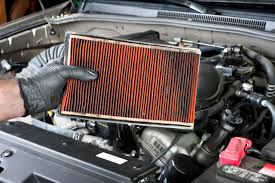 Filtro automotivo e óleo em bancada de manutenção