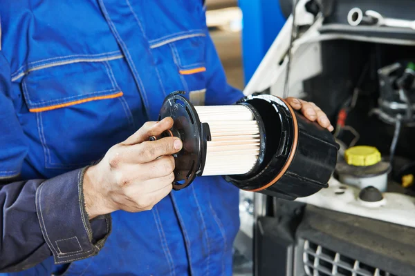 Filtro automotivo usado em manutenção preventiva