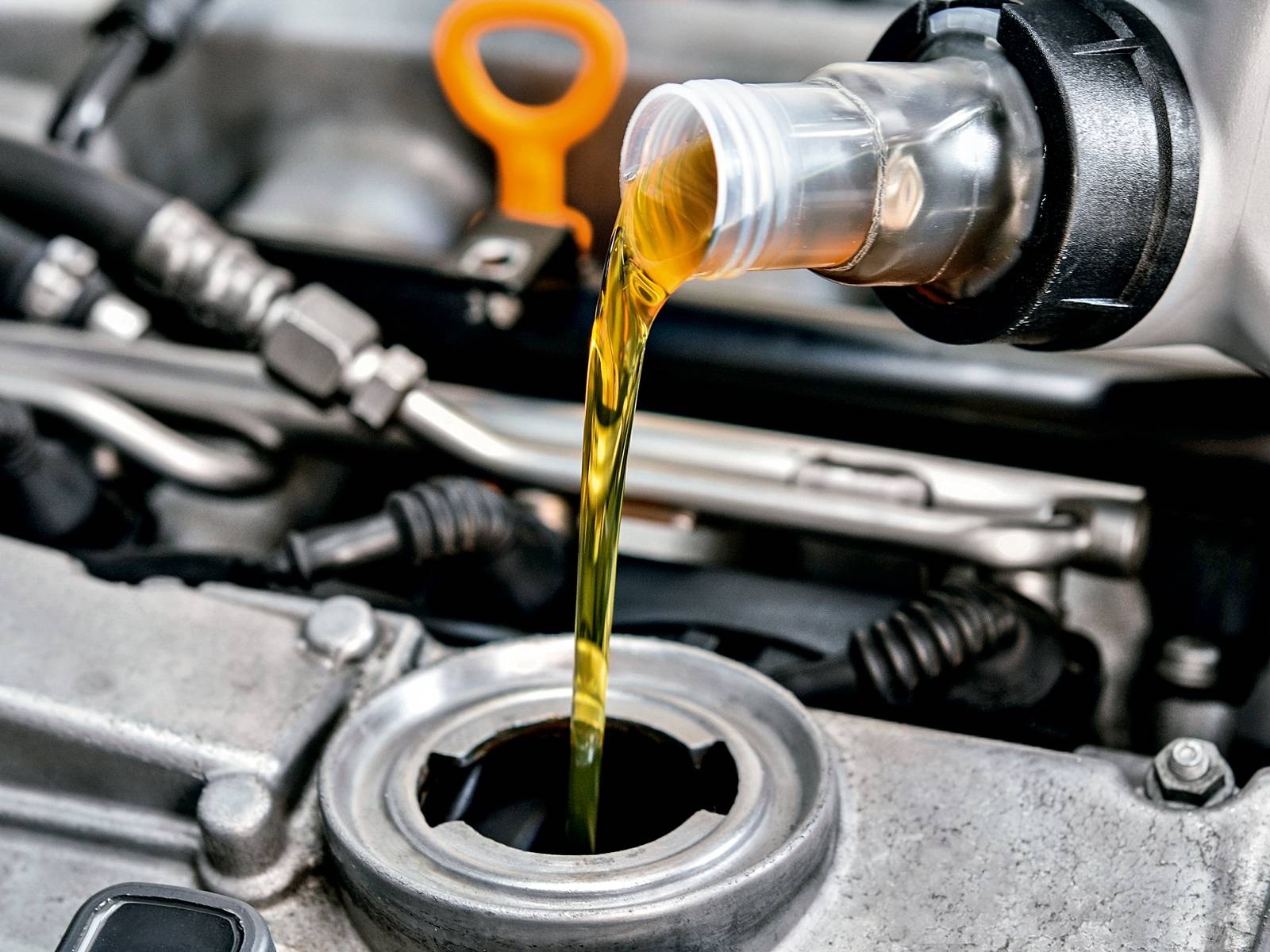 Manutenção preventiva em motor de veículo sedã