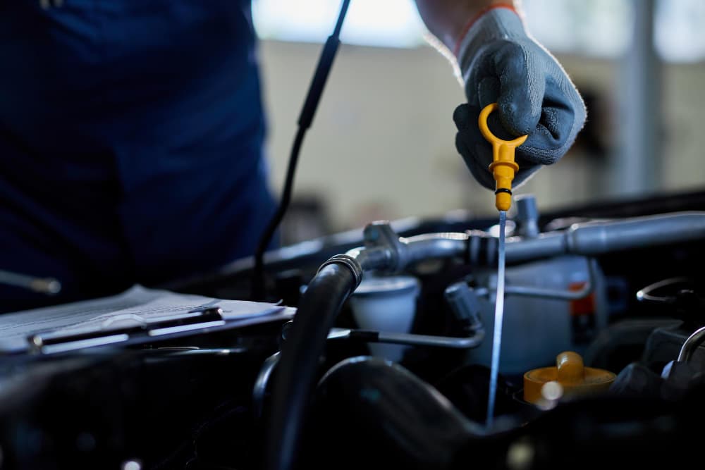 Verificação de óleo do motor em manutenção automotiva
